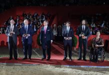 Vicente del Bosque ovacionado en el SICAB al recibir el premio de Pura Raza Española