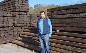 Agroclaudio: “Además de piensos y forrajes, disponemos de traviesas utilizadas para jardín y construcción”