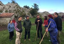 El consejero Alejandro Calvo escucha a los pastores de los Picos