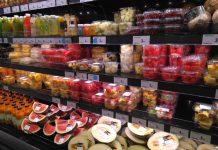 «Nuestra fruta va de regalo, lo que pagas es el plástico»