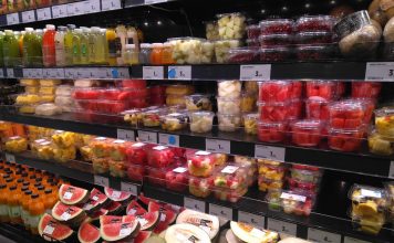 «Nuestra fruta va de regalo, lo que pagas es el plástico»