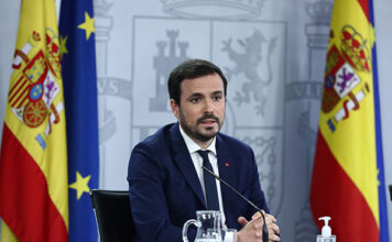 «Rectificación o dimisión»: UPA exige a Garzón que abandone su campaña contra la ganadería española