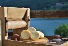 Cita del queso Casín en la plaza del Ayuntamiento de Campo de Caso