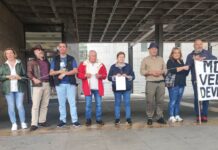 Representantes de Asturias Ganadera se encadenan delante de la Consejería de Medio Rural