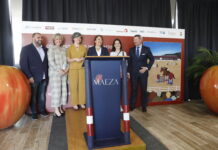 Maeza presenta el primer quirófano de caballos de Asturias en sus instalaciones y el cartel del concurso de saltos internacional