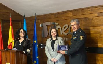 El Ayuntamiento de Tineo reconoce la labor de la Policía Nacional