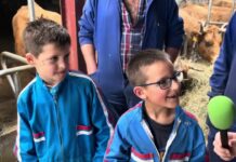 Entrevista a Álvaro Fernández, ganadero de Jomezana (Lena) con su familia