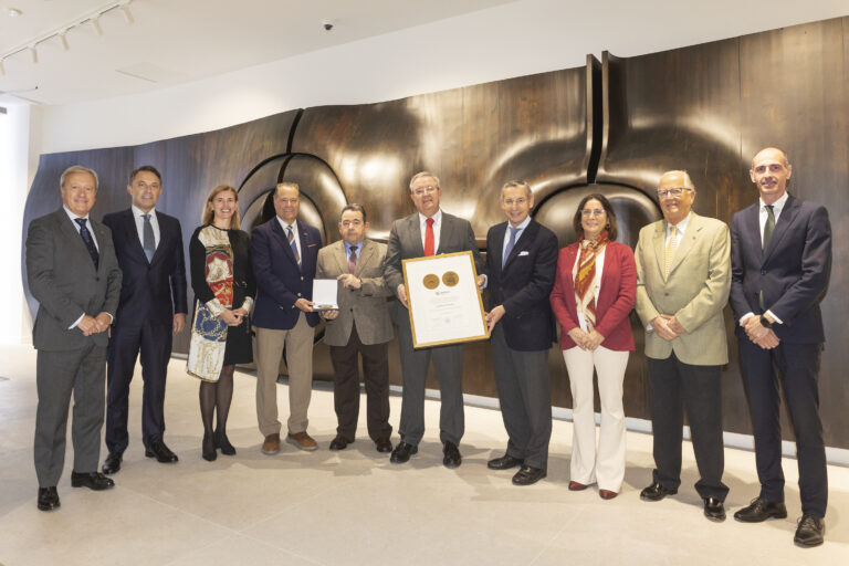 Caja Rural de Asturias recibe la medalla del centenario de FIDMA de la Cámara de Comercio de Gijón