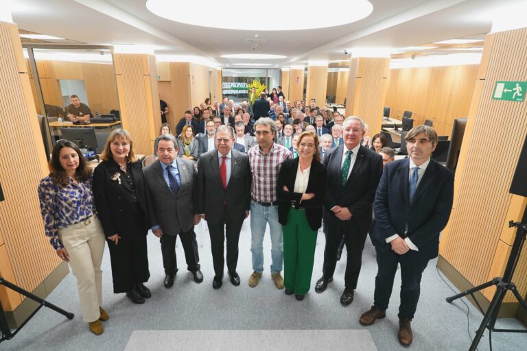 Caja Rural de Asturias presenta a la sociedad asturiana su renovada sede en Oviedo