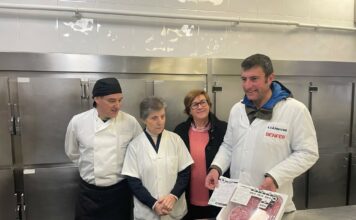 Benfer entrega 300 hamburguesas a la Cocina Económica de Oviedo para la comida del Día de Reyes