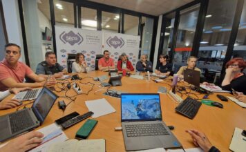 El Principado avanza en la lucha contra los incendios y derivará medios a León para intentar frenar el avance del fuego desde la provincia vecina