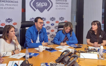 Barbón se compromete a reforzar los recursos para la prevención de los incendios forestales, ya todos bajo control en Asturias