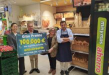Supermercados masymas entrega el cheque de 100.000 euros del sorteo aniversario a Argentina Paniceres en El Berrón