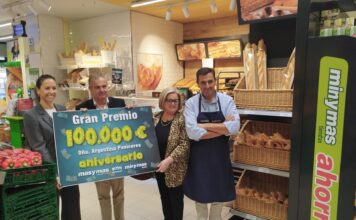 Supermercados masymas entrega el cheque de 100.000 euros del sorteo aniversario a Argentina Paniceres en El Berrón