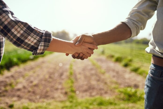 Nicely,Done.,Cropped,Shot,Of,Two,Unrecognizable,Farmers,Shaking,Hands