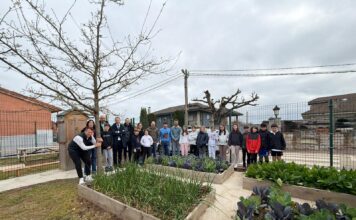 El huerto escolar ecológico, protagonista de una jornada de hermanamiento en Lugones